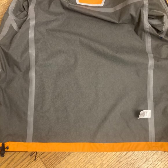 Men’s Medium Vineyard Vines On-The-Go Packable Rain Shell – Orange - Picture 6 of 9